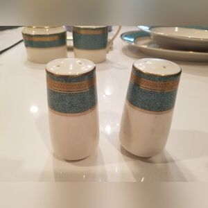 Oscar De La Renta Salt & Pepper Shaker